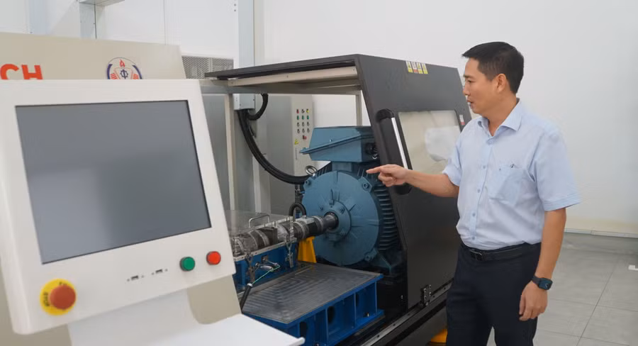 Nhiều chuyên gia đề xuất không giới hạn tuổi công tác với đội ngũ giáo sư, phó giáo sư, chuyên gia đầu ngành. Trong ảnh là giảng viên Trường Đại học Sư phạm Kỹ thuật TPHCM. Ảnh: Mạnh Tùng