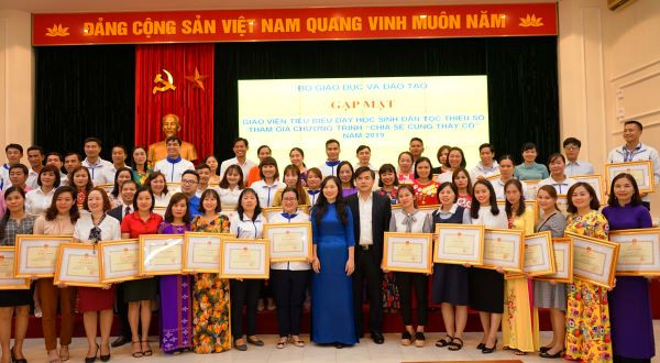 Ông Bùi Văn Linh - Vụ trưởng Vụ Giáo dục chính trị và Công tác học sinh, sinh viên và bà Nguyễn Thị Bích Hợp - Phó Chủ tịch Công đoàn Giáo dục Việt Nam cùng 63 thầy cô giáo tại buổi gặp mặt. Ông Bùi Văn Linh - Vụ trưởng Vụ Giáo dục chính trị và Công tác học sinh, sinh viên và bà Nguyễn Thị Bích Hợp - Phó Chủ tịch Công đoàn Giáo dục Việt Nam cùng 63 thầy cô giáo tại buổi gặp mặt.