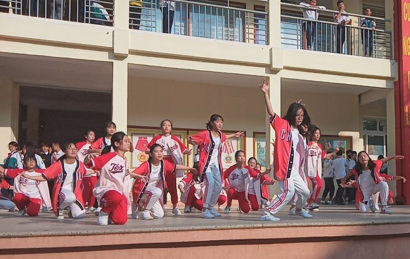 Những tiết mục nhảy sôi động nhận được sự hưởng ứng nhiệt tình của học sinh trong trường.