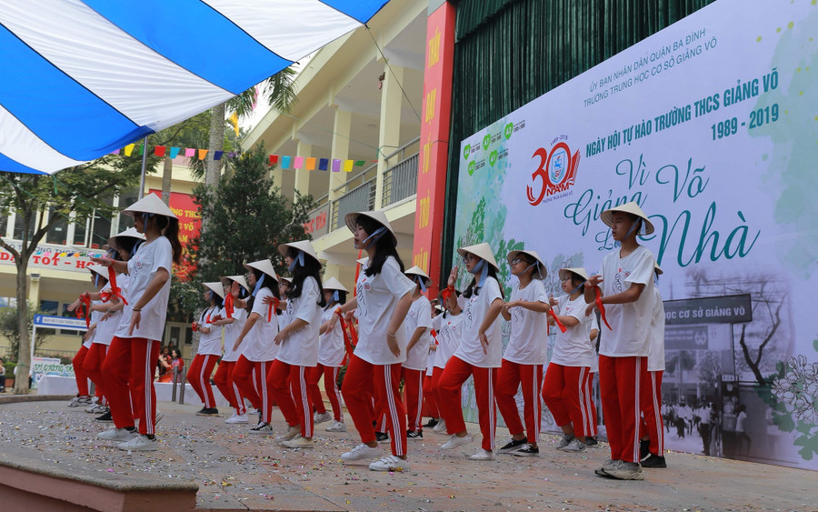 Ẩn chứa đằng sau những tiết mục do học sinh thực hiện là những thông điệp mang tính xã hội, như thực hiện an toàn giao thông, bảo vệ môi trường, hay thể hiện tình yêu đối với quê hương, đất nước, mái trường.