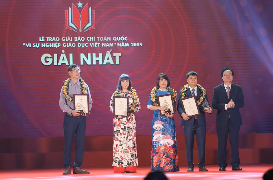 Bộ trưởng Phùng Xuân Nhạ trao giải cho nhóm tác giả đạt giải Nhất.