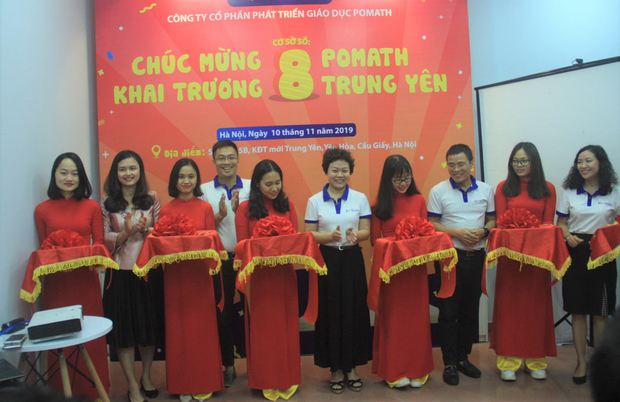 Cắt băng khai trương Trung tâm POMath Trung Yên (Cầu Giấy Hà Nội). Cắt băng khai trương Trung tâm POMath Trung Yên (Cầu Giấy Hà Nội).