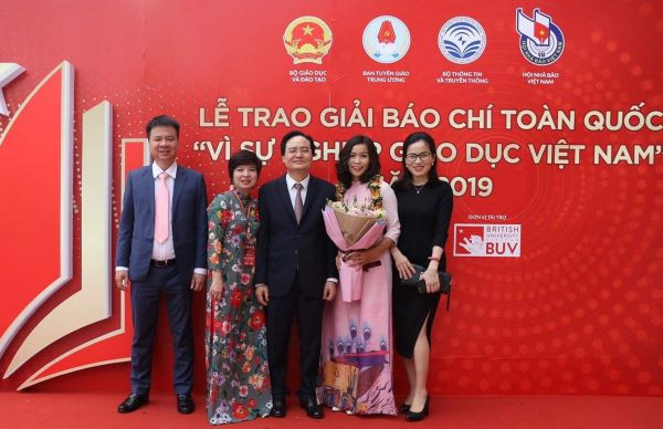 TS Nguyễn Hương chụp ảnh cùng Bộ trưởng Bộ GD&ĐT Phùng Xuân Nhạ và lãnh đạo báo Giáo dục và Thời đại (trái ảnh) sau lễ trao giải. TS Nguyễn Hương chụp ảnh cùng Bộ trưởng Bộ GD&ĐT Phùng Xuân Nhạ và lãnh đạo báo Giáo dục và Thời đại (trái ảnh) sau lễ trao giải.