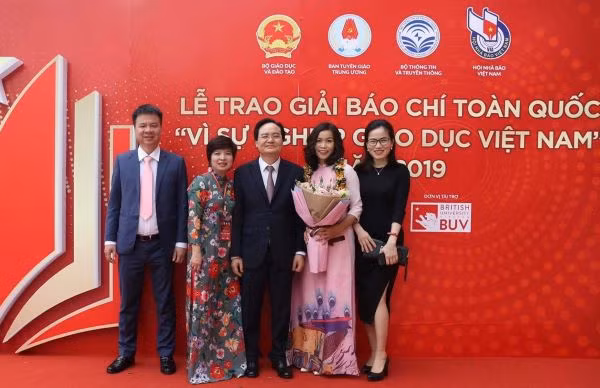 TS Nguyễn Hương chụp ảnh cùng Bộ trưởng Bộ GD&ĐT Phùng Xuân Nhạ và lãnh đạo báo Giáo dục và Thời đại (trái ảnh) sau lễ trao giải.