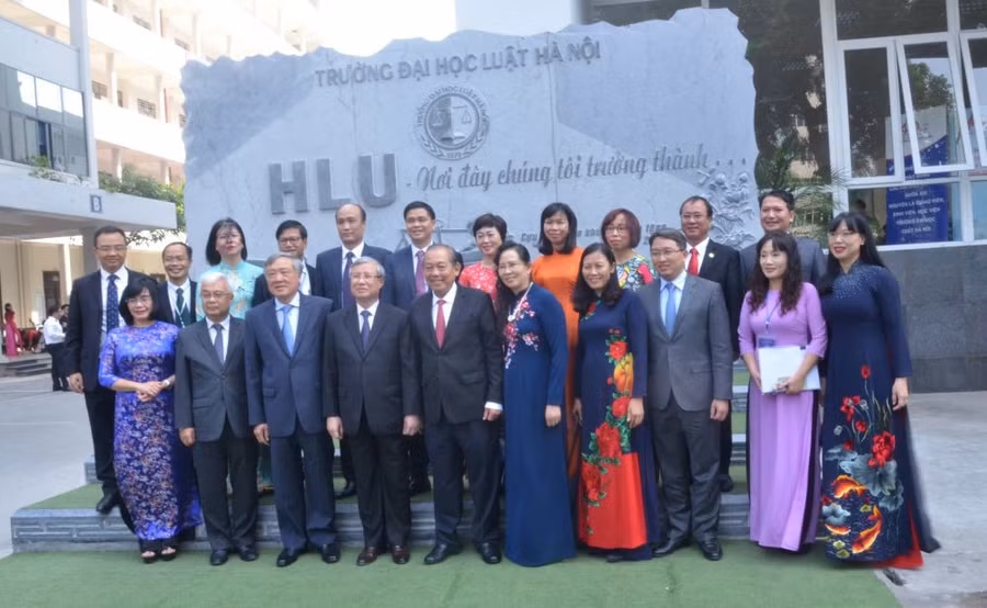 Các đại biểu chụp ảnh lưu niệm cùng đại diện Trường ĐH Luật Hà Nội trong lễ kỷ niệm 40 năm ngày thành lập Trường.