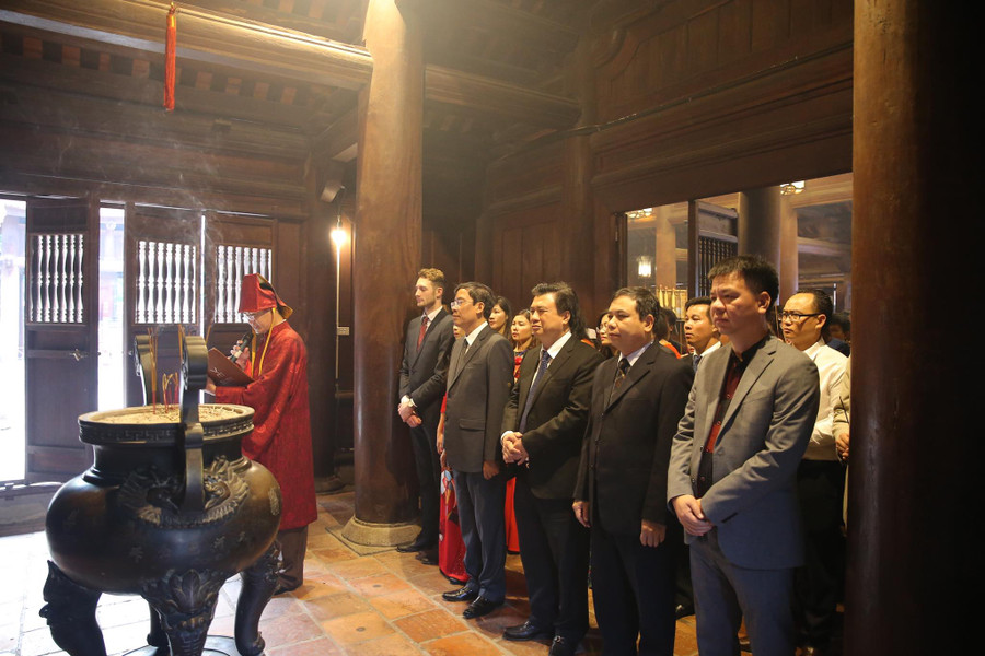 Đại biểu dâng hương tại Văn Miếu - Quốc Tử Giám Đại biểu dâng hương tại Văn Miếu - Quốc Tử Giám