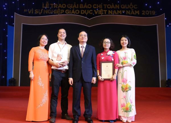 Bộ trưởng Bộ GD&ĐT Phùng Xuân Nhạ chụp ảnh cùng nhóm tác giả đoạt giải của báo Giáo dục và Thời đại. Bộ trưởng Bộ GD&ĐT Phùng Xuân Nhạ chụp ảnh cùng nhóm tác giả đoạt giải của báo Giáo dục và Thời đại.