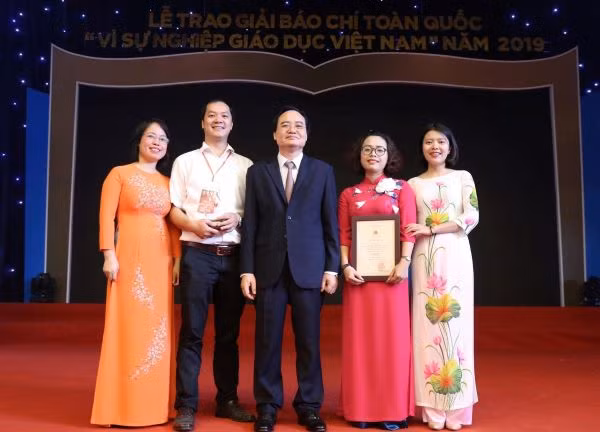 Bộ trưởng Bộ GD&ĐT Phùng Xuân Nhạ chụp ảnh cùng nhóm tác giả đoạt giải của báo Giáo dục và Thời đại.
