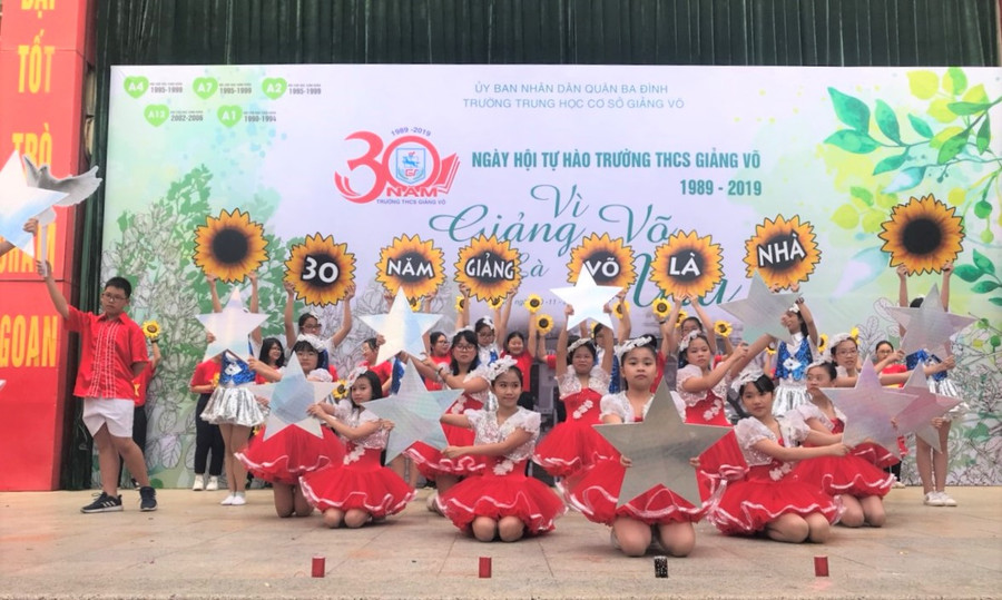 Màn múa mang thông điệp "Giảng Võ là nhà" như lời tri ân của học sinh đến ngôi trường mình đang học hướng tới 30 năm thành lập trường.