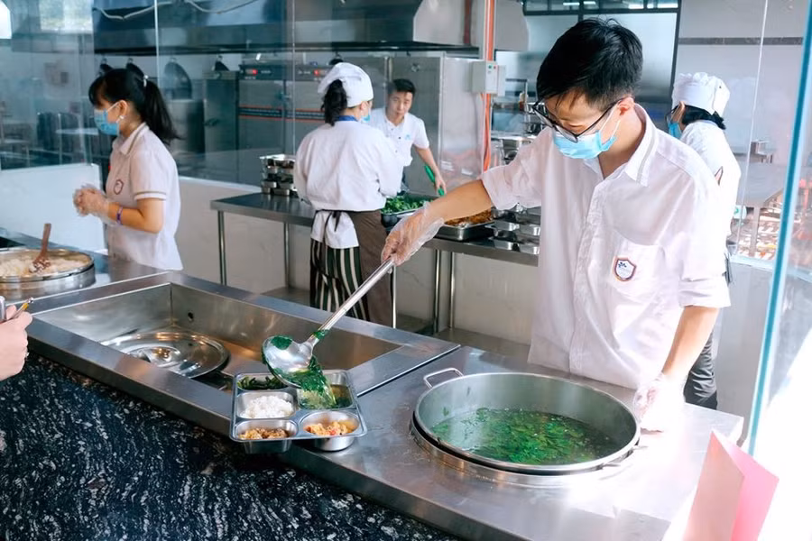 Từng suất ăn đều gửi gắm tình cảm của học trò đến các thầy cô thân yêu.