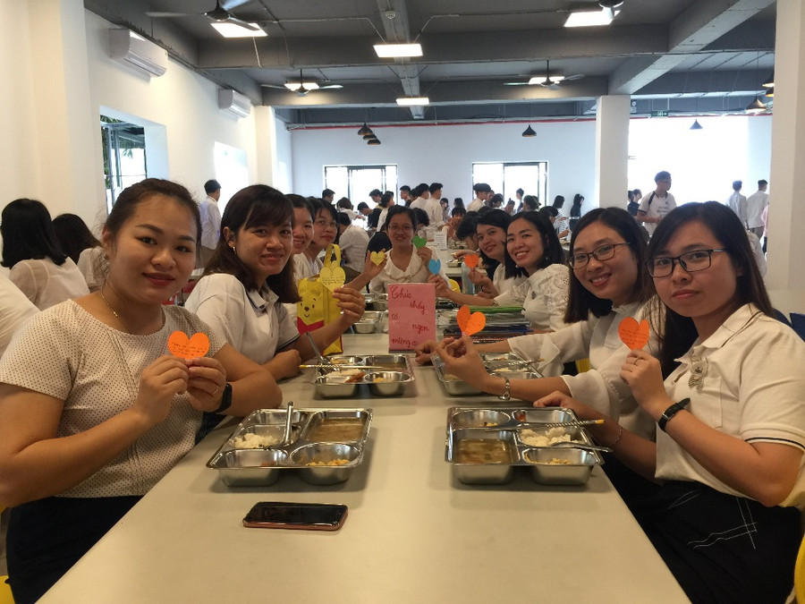 Chia sẻ của các thầy cô giáo: Mỗi ngày, sự biết ơn và tri ân đều được bồi đắp và lớn dần lên trong lòng mỗi học sinh Ban Mai thông qua những hành động, cử chỉ quan tâm và đầy trách nhiệm đến mọi người xung quanh! Còn gì tuyệt vời hơn khi thấy học sinh đang trưởng thành mỗi ngày, các con thể hiện lòng biết ơn thầy cô bằng sự chân thành và việc làm ý nghĩa. Từ đó, trong lòng các con luôn được nuôi dưỡng, phát triển và hình thành một nhân cách tốt, một lối sống đẹp. Chia sẻ của các thầy cô giáo: Mỗi ngày, sự biết ơn và tri ân đều được bồi đắp và lớn dần lên trong lòng mỗi học sinh Ban Mai thông qua những hành động, cử chỉ quan tâm và đầy trách nhiệm đến mọi người xung quanh! Còn gì tuyệt vời hơn khi thấy học sinh đang trưởng thành mỗi ngày, các con thể hiện lòng biết ơn thầy cô bằng sự chân thành và việc làm ý nghĩa. Từ đó, trong lòng các con luôn được nuôi dưỡng, phát triển và hình thành một nhân cách tốt, một lối sống đẹp.