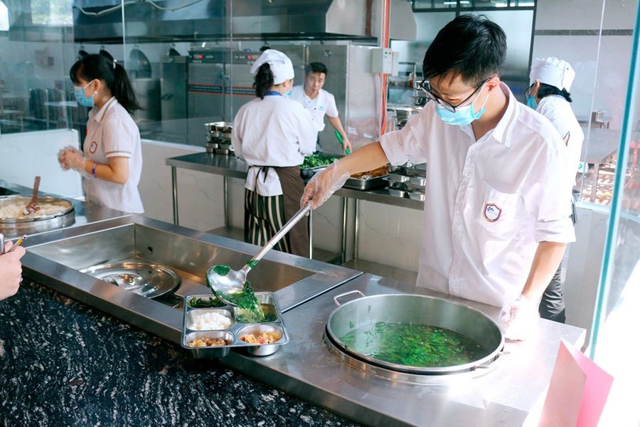 Từng suất ăn đều gửi gắm tình cảm của học trò đến các thầy cô thân yêu. Từng suất ăn đều gửi gắm tình cảm của học trò đến các thầy cô thân yêu.