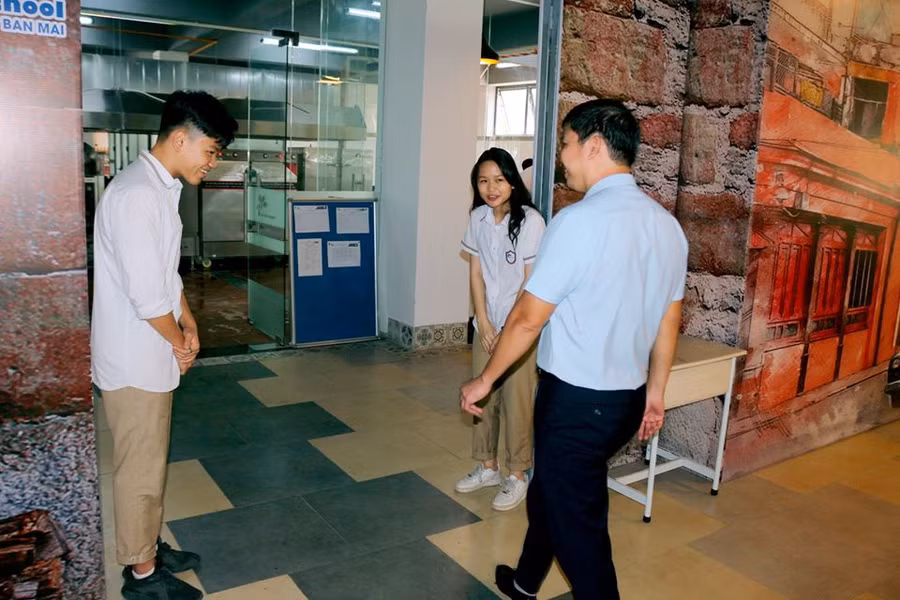 Thầy cô xúc động khi bước chân vào nhà ăn nhìn thấy học sinh cúi đầu chào và gửi lời chúc yêu thương: “Con chào Thầy, Cô! Con chúc thầy cô ngon miệng ạ! Con chúc Thầy Cô có bữa ăn vui vẻ!”