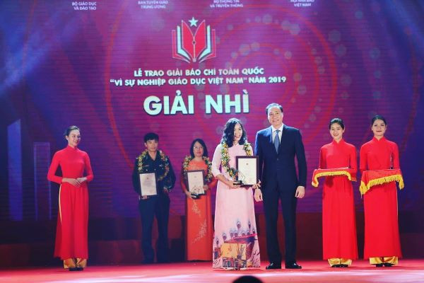 TS Nguyễn Hương được trao giải B tại lễ trao giải báo chí "Vì sự nghiệp giáo dục Việt Nam" năm 2019 sáng 16/11. TS Nguyễn Hương được trao giải B tại lễ trao giải báo chí "Vì sự nghiệp giáo dục Việt Nam" năm 2019 sáng 16/11.