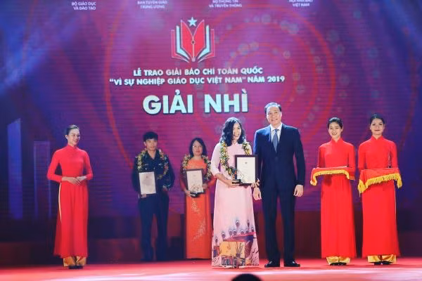 TS Nguyễn Hương được trao giải B tại lễ trao giải báo chí "Vì sự nghiệp giáo dục Việt Nam" năm 2019 sáng 16/11.