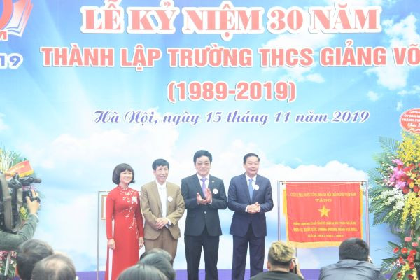 Ông Lê Hồng Sơn – Phó Chủ tịch UBND Thành phố Hà Nội - tặng hoa chúc mừng nhà trường. Ông Lê Hồng Sơn – Phó Chủ tịch UBND Thành phố Hà Nội - tặng hoa chúc mừng nhà trường.