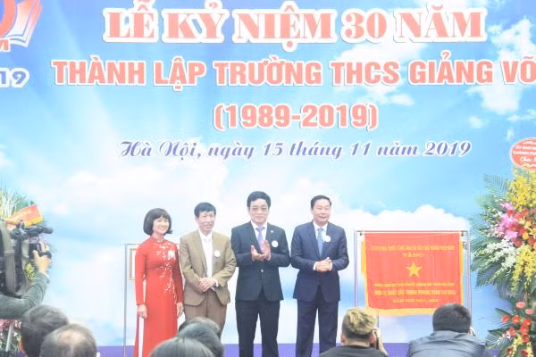 Ông Lê Hồng Sơn – Phó Chủ tịch UBND Thành phố Hà Nội - tặng hoa chúc mừng nhà trường.