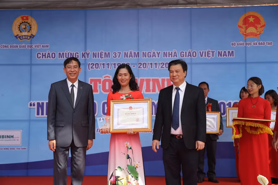 Thứ trưởng Nguyễn Hữu Độ và Chủ tịch Công đoàn GD Việt Nam Vũ Minh Đức trao Bằng khen của Bộ trưởng Bộ GD&ĐT cho các nhà giáo tiêu biểu. Ảnh: Thế Đại