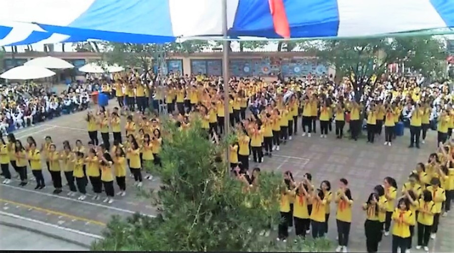 Màn đồng diễn của hơn 100 học sinh khối 9 Trường THCS Giảng Võ.