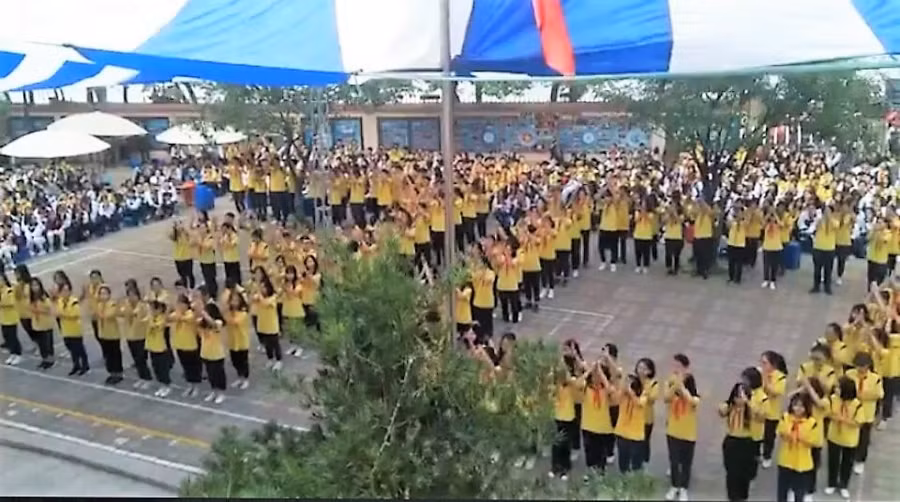 Màn đồng diễn của hơn 100 học sinh khối 9 Trường THCS Giảng Võ.