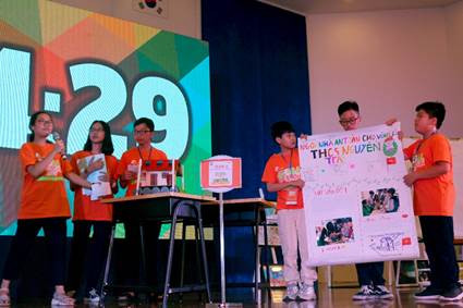 Trường THCS Nguyễn Trãi (Giải Nhất) - với mô hình xây dựng nhà nổi cho đồng bào vùng lũ, chống biến đổi khí hậu, hỗ trợ việc giữ lại lương thực khi gặp thiên tai. Sản phẩm mang tính thực tiễn cao, phù hợp với hiện trạng đồng bào miền Trung thường xuyên đối diện với nguy cơ bão lụt. Trường THCS Nguyễn Trãi (Giải Nhất) - với mô hình xây dựng nhà nổi cho đồng bào vùng lũ, chống biến đổi khí hậu, hỗ trợ việc giữ lại lương thực khi gặp thiên tai. Sản phẩm mang tính thực tiễn cao, phù hợp với hiện trạng đồng bào miền Trung thường xuyên đối diện với nguy cơ bão lụt.