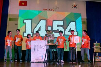 Trường Western School thiết kế mô hình tiết kiệm diện tích đất trồng kết hợp nuôi cá, với 2 tầng: tầng trên trồng cây, tầng dưới nuôi cá, tận dụng bơm nước từ bể cá lên tưới cây, và sử dụng chất thải từ bể cả để bón cây. (giải ba) Trường Western School thiết kế mô hình tiết kiệm diện tích đất trồng kết hợp nuôi cá, với 2 tầng: tầng trên trồng cây, tầng dưới nuôi cá, tận dụng bơm nước từ bể cá lên tưới cây, và sử dụng chất thải từ bể cả để bón cây. (giải ba)