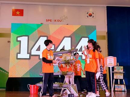 Trường THCS Lê Lợi quận Hà Đông với mục tiêu sử dụng phương pháp thủy canh với cây trồng, nhằm hạn chế tác hại của thuốc bảo vệ thực vật, tiết kiêm diện tích đất trồng đã mang tới cuộc thi mô hình dàn thủy canh được thiết kế thân thiện với môi trường (giải khuyến Khích) Trường THCS Lê Lợi quận Hà Đông với mục tiêu sử dụng phương pháp thủy canh với cây trồng, nhằm hạn chế tác hại của thuốc bảo vệ thực vật, tiết kiêm diện tích đất trồng đã mang tới cuộc thi mô hình dàn thủy canh được thiết kế thân thiện với môi trường (giải khuyến Khích)