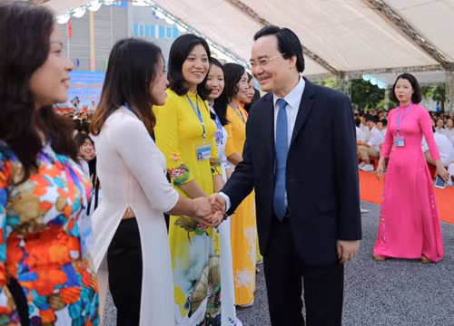Bộ trưởng Phùng Xuân Nhạ chúc mừng các thầy cô Trường THPT Sơn Tây trong ngày khai giảng năm học mới 2019-2020.