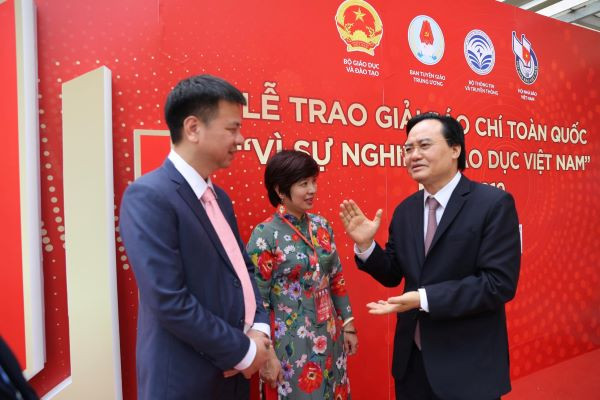 Bộ trưởng Phùng Xuân Nhạ trao đổi với lãnh đạo Báo Giáo dục và Thời đại bên lề lễ trao giải Báo chí toàn quốc "Vì sự nghiệp giáo dục" 2019. Ảnh: Xuân Phú Bộ trưởng Phùng Xuân Nhạ trao đổi với lãnh đạo Báo Giáo dục và Thời đại bên lề lễ trao giải Báo chí toàn quốc "Vì sự nghiệp giáo dục" 2019. Ảnh: Xuân Phú