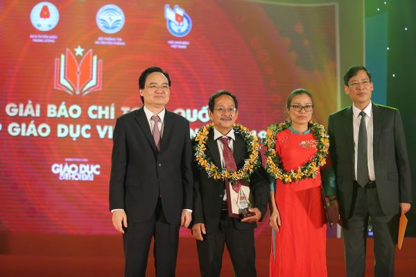 Bộ trưởng Bộ GD&ĐT Phùng Xuân Nhạ và Chủ tịch Công đoàn Giáo dục Việt Nam Vũ Minh Đức trao giải cho nhân vật đặc biệt trong tác phẩm. Ảnh: Thế Đại Bộ trưởng Bộ GD&ĐT Phùng Xuân Nhạ và Chủ tịch Công đoàn Giáo dục Việt Nam Vũ Minh Đức trao giải cho nhân vật đặc biệt trong tác phẩm. Ảnh: Thế Đại
