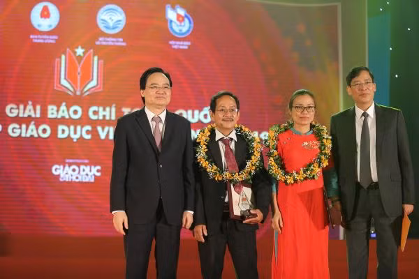 Bộ trưởng Bộ GD&ĐT Phùng Xuân Nhạ và Chủ tịch Công đoàn Giáo dục Việt Nam Vũ Minh Đức trao giải cho nhân vật đặc biệt trong tác phẩm. Ảnh: Thế Đại