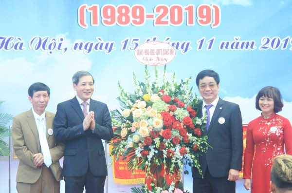 Hoàng Minh Dũng Tiến – Bí thư quận ủy Ba Đình - tặng hoa chúc mừng Trường THCS Giảng Võ 30 năm tuổi. Hoàng Minh Dũng Tiến – Bí thư quận ủy Ba Đình - tặng hoa chúc mừng Trường THCS Giảng Võ 30 năm tuổi.