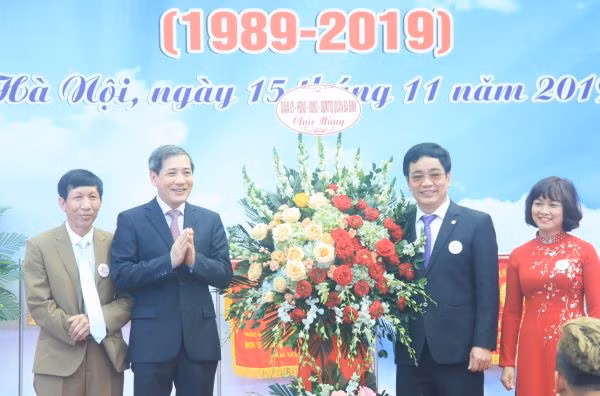 Hoàng Minh Dũng Tiến – Bí thư quận ủy Ba Đình - tặng hoa chúc mừng Trường THCS Giảng Võ 30 năm tuổi.