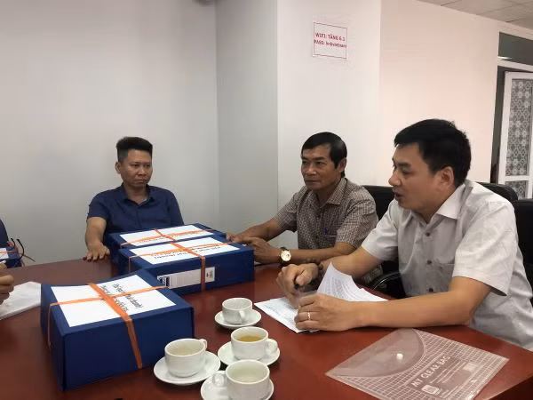 Nhà báo Đồng Mạnh Hùng (ngoài cùng bên phải) trong vai trò giám khảo một giải thưởng báo chí.