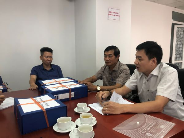 Nhà báo Đồng Mạnh Hùng (ngoài cùng bên phải) trong vai trò giám khảo một giải thưởng báo chí. Nhà báo Đồng Mạnh Hùng (ngoài cùng bên phải) trong vai trò giám khảo một giải thưởng báo chí.