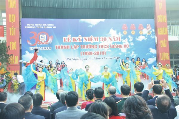 Một trong nhiều tiết mục văn nghệ đặc sắc của thầy trò Trường THCS Giảng Võ trong lễ kỷ niệm 30 năm ngày thành lập. Một trong nhiều tiết mục văn nghệ đặc sắc của thầy trò Trường THCS Giảng Võ trong lễ kỷ niệm 30 năm ngày thành lập.