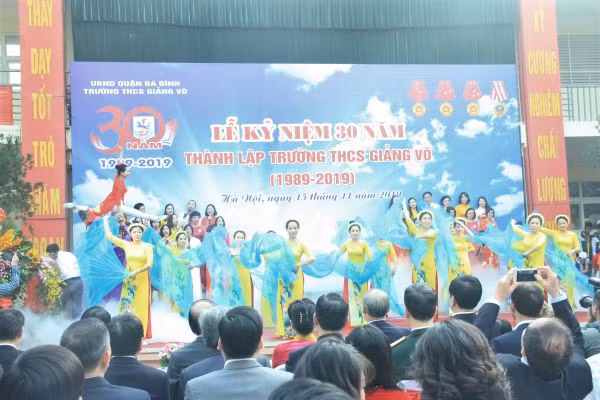 Một trong nhiều tiết mục văn nghệ đặc sắc của thầy trò Trường THCS Giảng Võ trong lễ kỷ niệm 30 năm ngày thành lập.