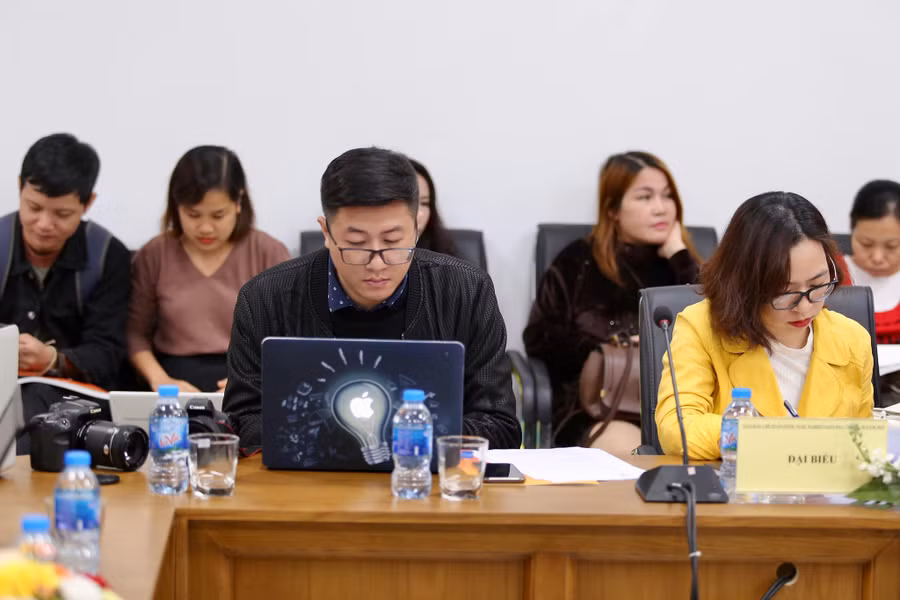 Đông đảo phóng viên các cơ quan thông tấn báo chí dự họp báo.