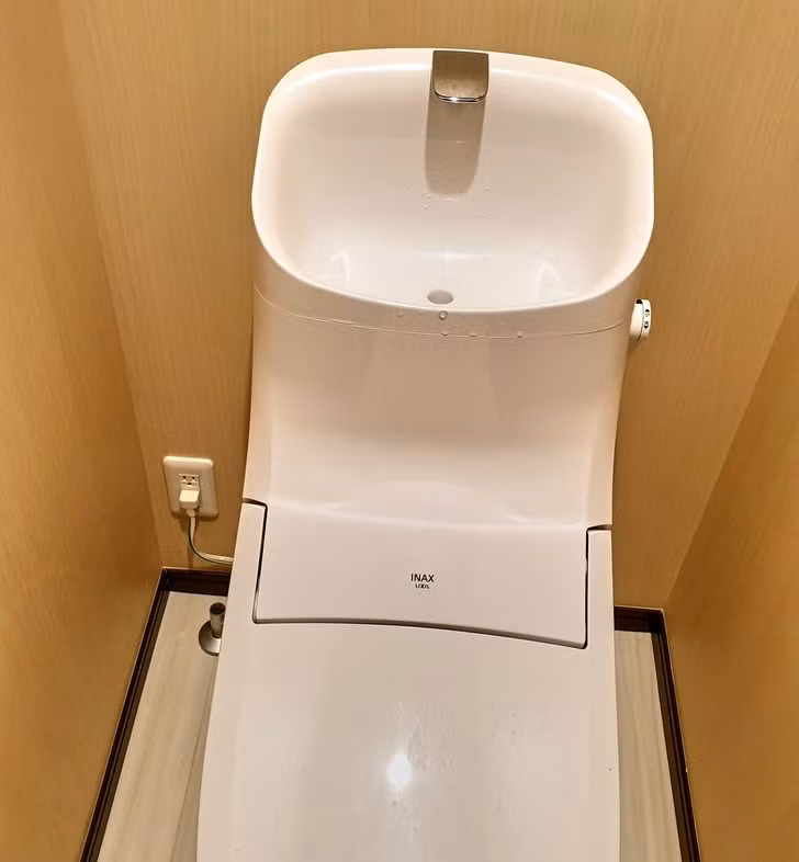 Bồn rửa được gắn vào bồn cầu để tiết kiệm nước.