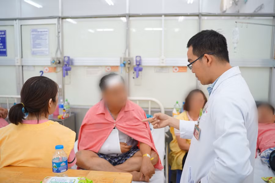 Bệnh viện Chợ Rẫy cho biết, có 6 bệnh nhân đã được xuất viện, 9 bệnh nhân điều trị tích cực, trong đó có bệnh nhân còn hôn mê, xuất huyết não nặng (Ảnh: BVCC)