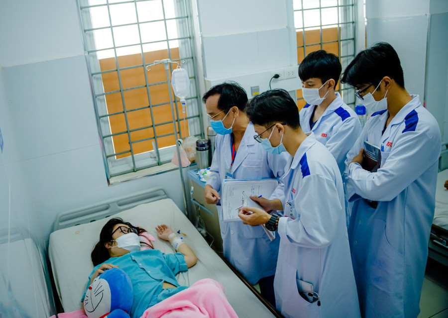 Sinh viên khoa Y HIU học thực hành lâm sàng, dưới sự hướng dẫn của các bác sĩ tại Bệnh viện đa khoa Thống Nhất, Đồng Nai Sinh viên khoa Y HIU học thực hành lâm sàng, dưới sự hướng dẫn của các bác sĩ tại Bệnh viện đa khoa Thống Nhất, Đồng Nai