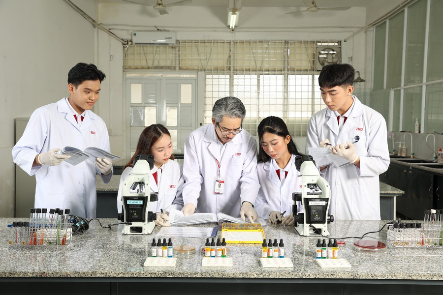 Sinh viên khoa Xét nghiệm y học học thực hành với nhiều máy móc hiện đại Sinh viên khoa Xét nghiệm y học học thực hành với nhiều máy móc hiện đại