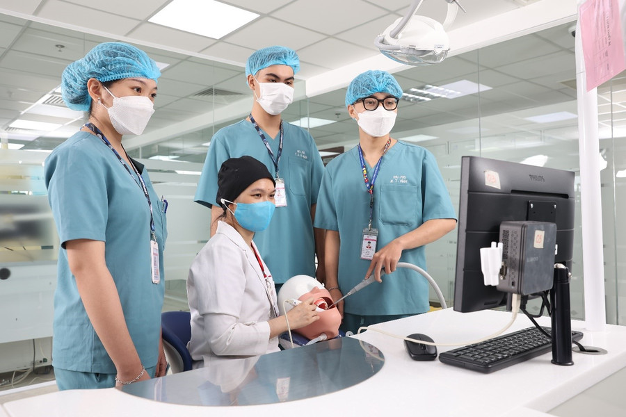 Sinh viên khoa Răng Hàm Mặt HIU học thực hành trên hệ thống Simulator mô phỏng người thật trong thực hành nha khoa Sinh viên khoa Răng Hàm Mặt HIU học thực hành trên hệ thống Simulator mô phỏng người thật trong thực hành nha khoa