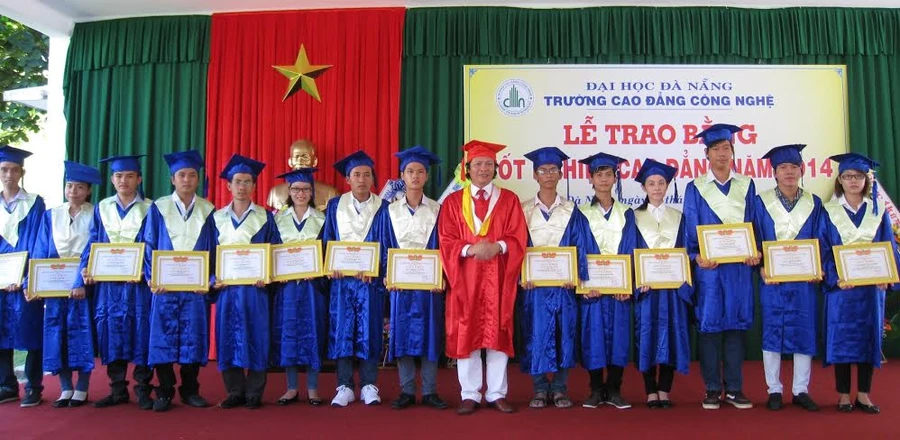  PGS.TS Phan Cao Thọ - Hiệu trưởng Trường CĐ Công nghệ (ĐH Đà Nẵng) trao giấy khen và phần thưởng cho SV tốt nghiệp thủ khoa các ngành.