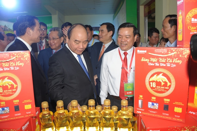 Thủ tướng Nguyễn Xuân Phúc thăm các sản phẩm nông nghiệp triển lãm tại Hội nghị.