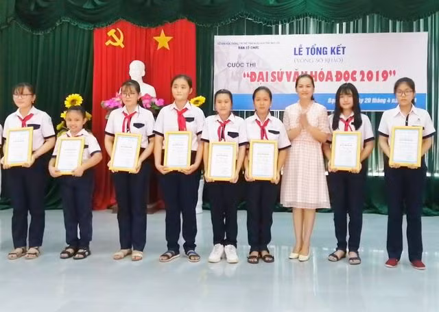 BTC trao giải cho các học sinh có bài viết đạt giải tại cuộc thi