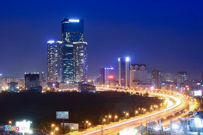 Về đêm, nhìn từ trên cao, Hà Nội rực rỡ không kém so với thủ đô của các nước trong khu vực Đông Nam Á. Ảnh: Anh Tuấn. Hà Nội hiện đại nhìn từ trên cao