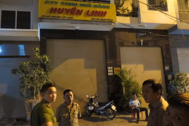 Nhà hàng Huyền Linh cũng đối phó với lực lượng chức năng khi bị kiểm tra. Ảnh: Khánh Trung. Bị kiểm tra, nhà hàng nhốt khách và tiếp viên cố thủ