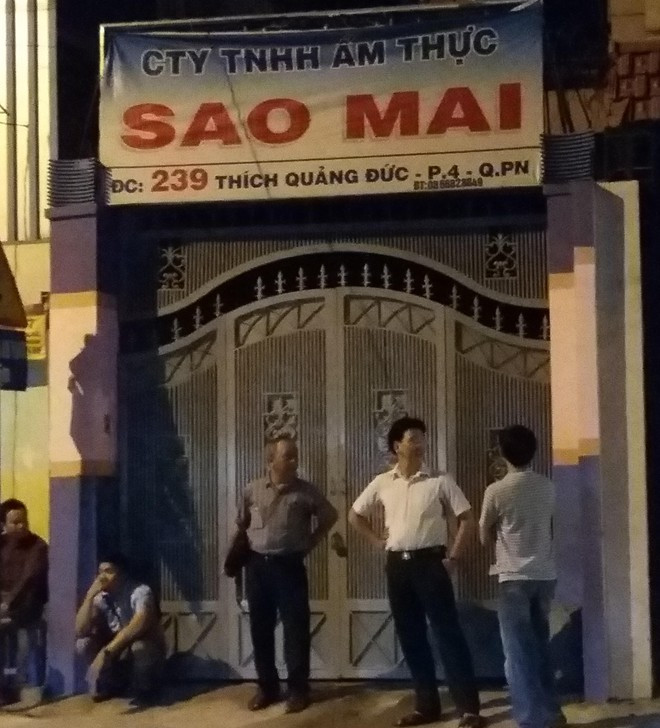 Khi lực lượng chức năng có mặt kiểm tra, chủ nhà hàng đối phó, tắt điện, đóng cửa. Ảnh: Khánh Trung.