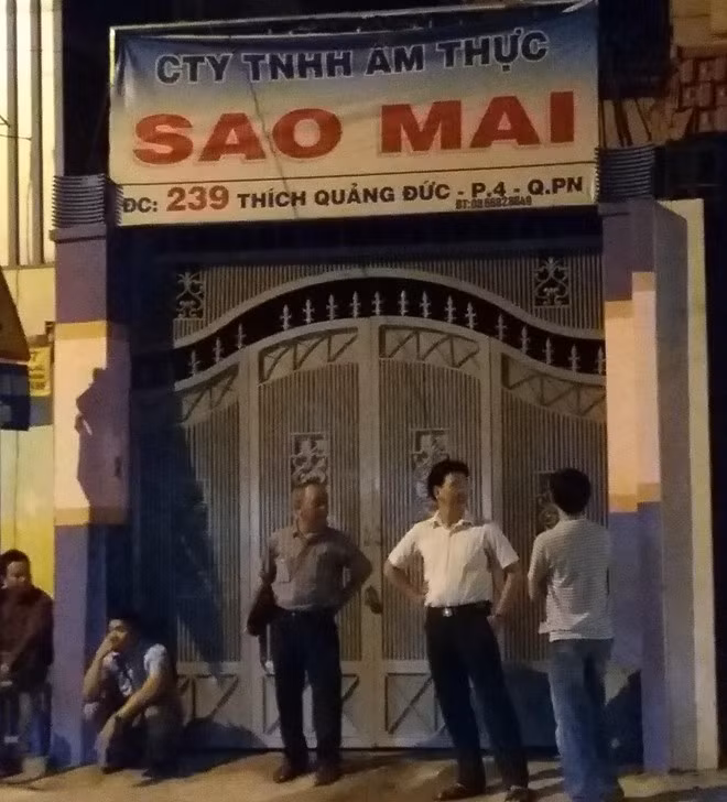 Khi lực lượng chức năng có mặt kiểm tra, chủ nhà hàng đối phó, tắt điện, đóng cửa. Ảnh: Khánh Trung.